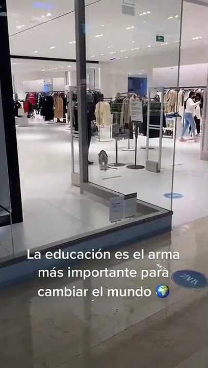 Vigilante le toma la temperatura a un perrito