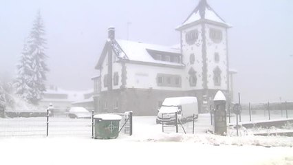 El frío polar y la nieve llena de esperanza las estaciones de esquí