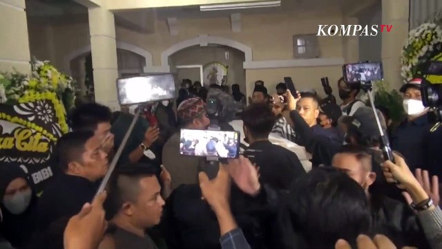 Momen Jenazah Vanessa Angel dan Suami Tiba di Rumah Duka