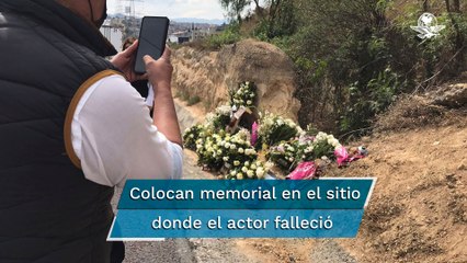 Automovilistas se toman selfies en ofrenda a Octavio Ocaña sobre autopista Lechería-Chamapa