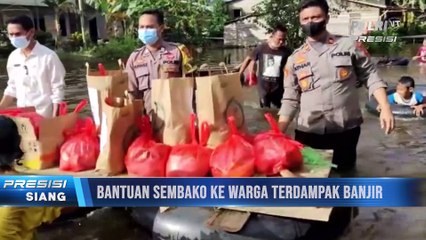 Kapolsek Sandai Arungi Banjir Berikan Bantuan Sembako Ke Warga