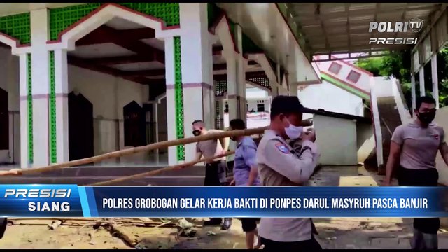 Wujud Kepedulian, Polsek Klambu Bantu Bersihkan Ponpes yang Terdampak Banjir