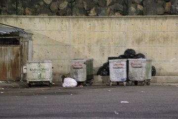 Şanlıurfa'da kağıt toplayıcısı otogardaki çöp konteynerinde el bombası buldu