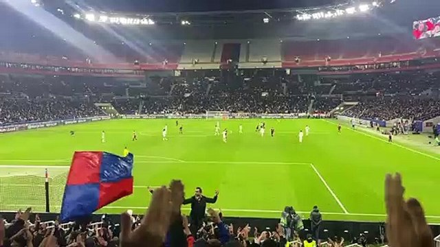 Lyon : Le nouveau bras d'honneur, hier soir, des Daltons à la justice et la police : Deux d'entre eux pénètrent sur la pelouse pendant le match OL-Sparta Prague