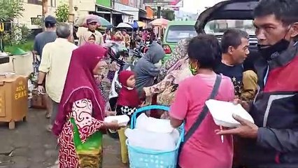 Jum'at Berkah, LBH Pasopati dan Komunitas Sandal Jepit bagi bagi Nasi Kotak