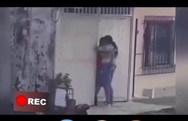 Başka Bir Kadınla Birlikteyken Kız Arkadaşına Yakalanan Adam