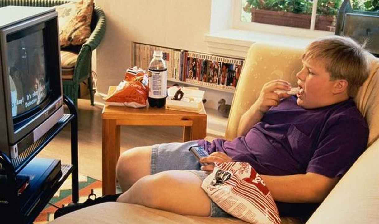 Pourquoi manger sur son canapé n'est vraiment pas bon pour la santé