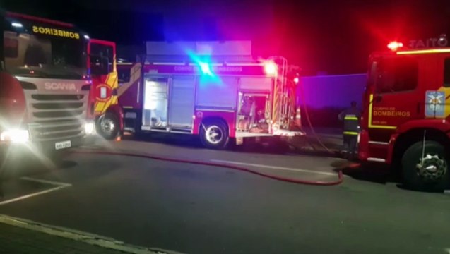 Segundo incêndio em residência anexa a restaurante mobiliza várias equipes do Corpo de Bombeiros