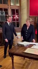 Merkel ile Macron arasında ilginç diyalog: ''Öpüşelim mi, sarılalım mı ?''