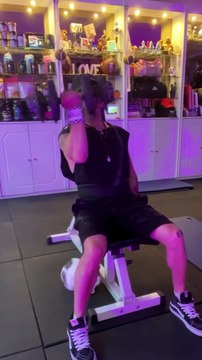 —Gear from @bodyengineers —Happy Friday ! —Salut la famille, j’espère que vous allez bien ? Voici mon entraînement Épaules de ce vendredi soir avec ma charmante kitty d’amour qui me coach avec beaucoup de patience.‍♀️—SAVE This Shoulder Worko