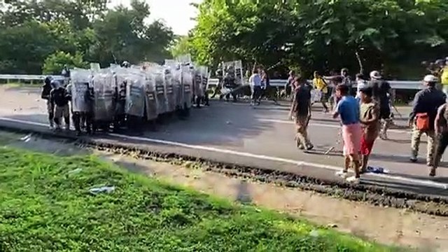 قافلة مهاجرين تصطدم بالشرطة في جنوب المكسيك