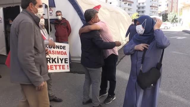 DİYARBAKIR - Evladına kavuşmanın sevincini oturma eylemi yapan annelerle paylaştı