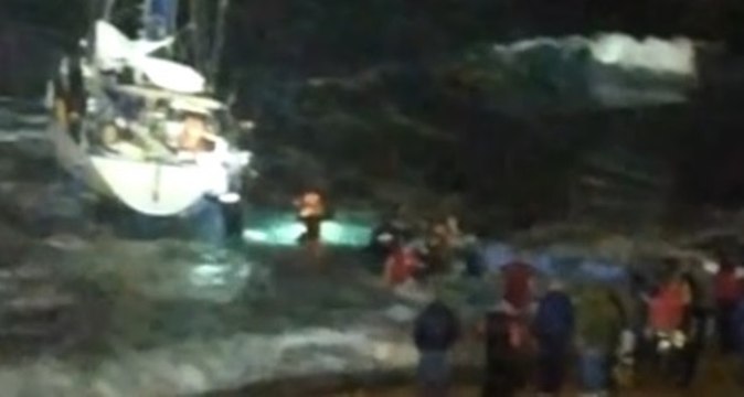 Isola di Capo Rizzuto (KR) - 75 migranti bloccati su una barca: il salvataggio dei bambini nel mare in tempesta (05.11.21)