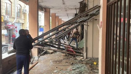 YIKILACAK ESKİ BELEDİYE BİNASINDAN HURDA TOPLAYANLARA 'YAĞMA' TEPKİSİ