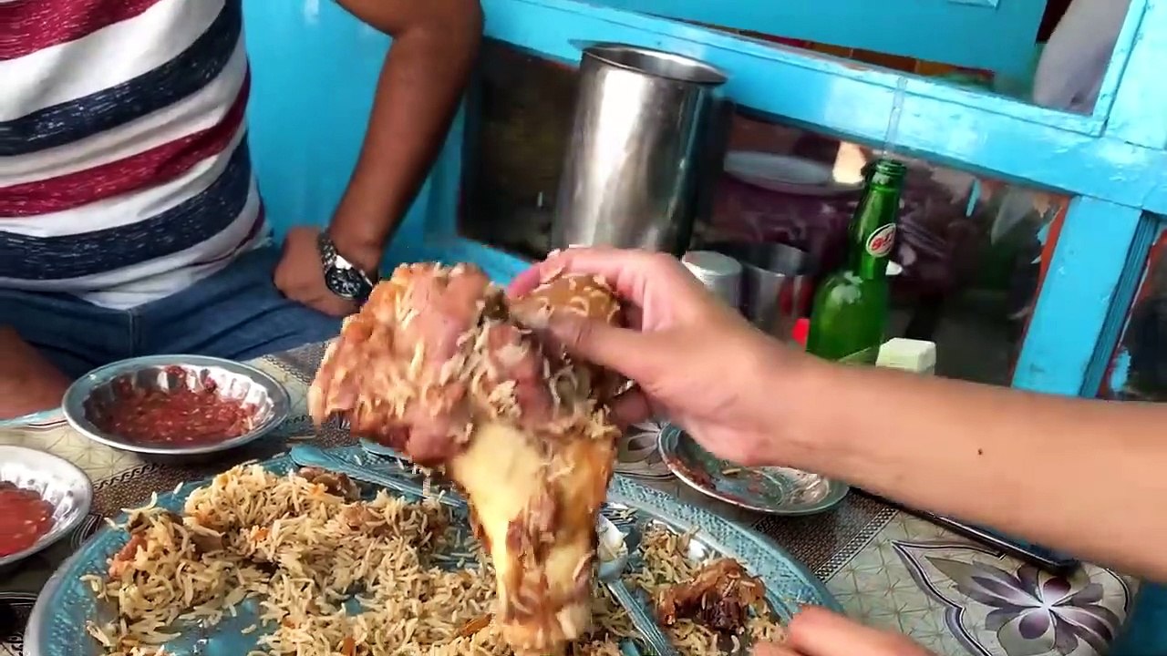 Street Food In Peshawar - MOUNTAIN OF KABULI PULAO - Chapal Kebab, Raw Meat BBQ in Pakistan