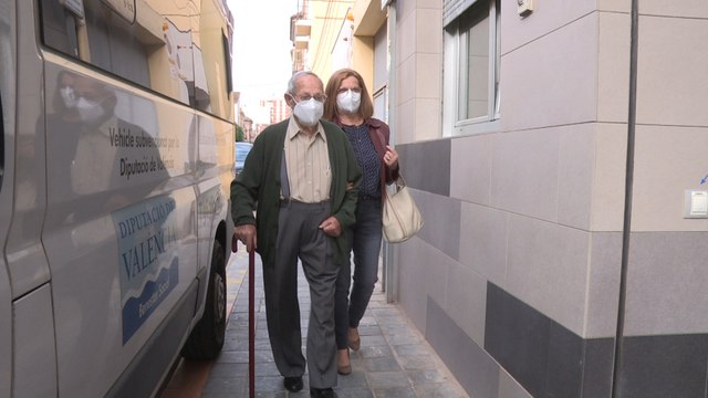 Los cuidadores que dedican 24 horas a cuidar a un familiar