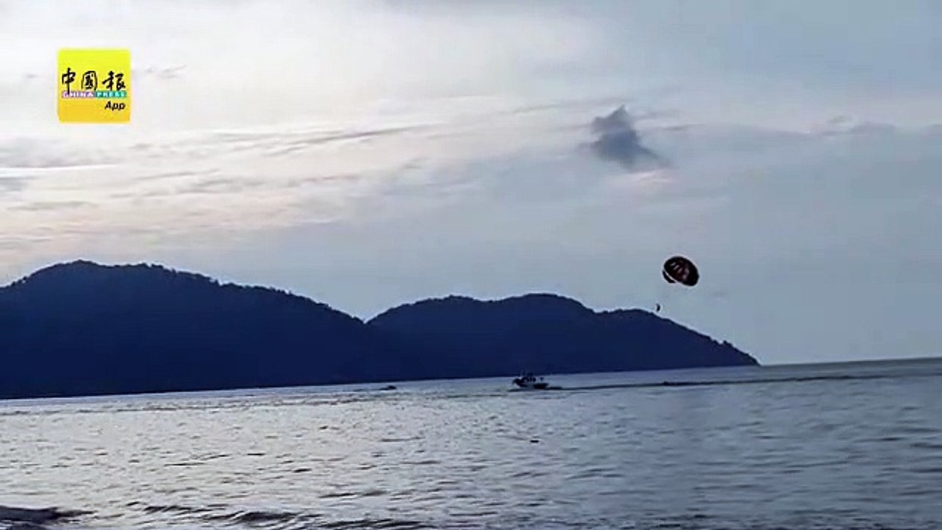 水上运动迎游客 若没下雨生意更好