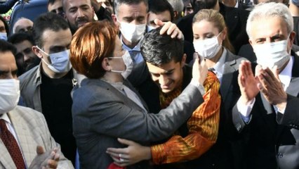 ‘Vallahi test kitabı alamıyorum’ diye seslenen gence Akşener’den yanıt