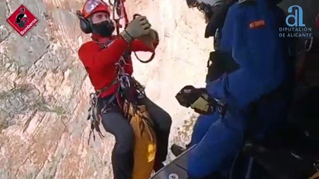 Complicado rescate de dos personas que se quedaron colgadas en una escalada en Alicante