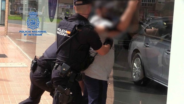 La Policía Nacional procediendo al arresto del ciudadano de Yemén acusado de secuestrar a sus dos sobrinas siete años.