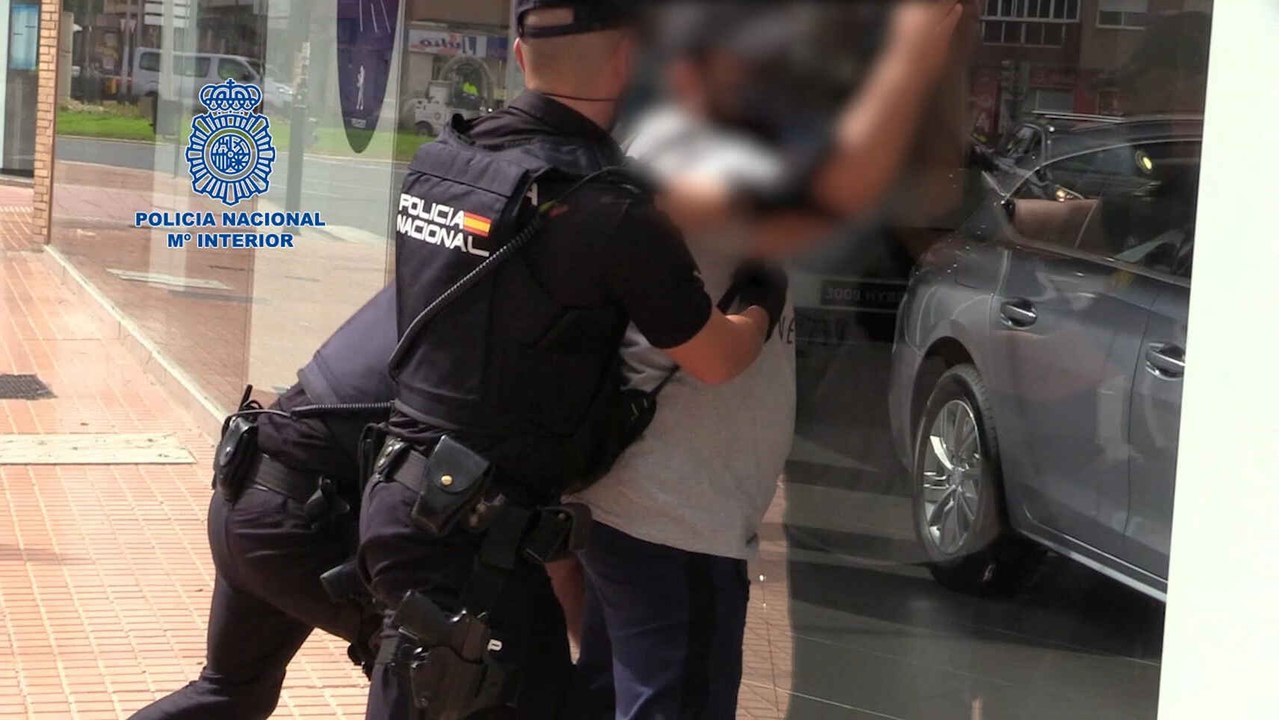 La Policía Nacional procediendo al arresto del ciudadano de Yemén acusado de secuestrar a sus dos sobrinas siete años.