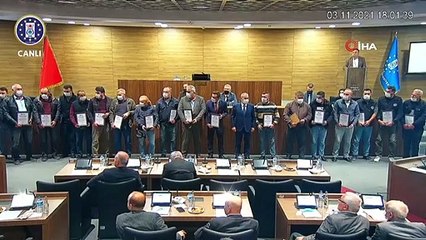 Meclis üyesinin takkesini çıkartmasını istediği işçi: Takkemle daha yakışıklıyım