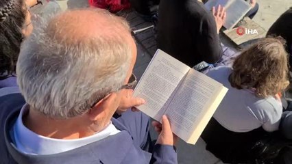 Öğrenciler dedeleri ve anneanneleri ile birlikte kitap okudu