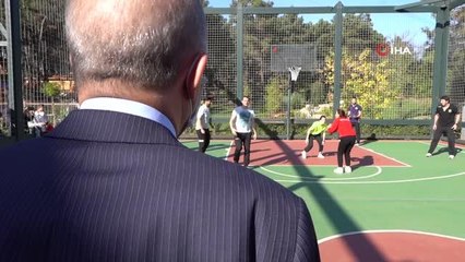 ?Cumhurbaşkanı Erdoğan Ümraniye'de gençlerle basket oynadı