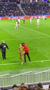 Des individus déguisés en Dalton pénètrent sur la pelouse de l'OL pendant un match de coupe d'Europe