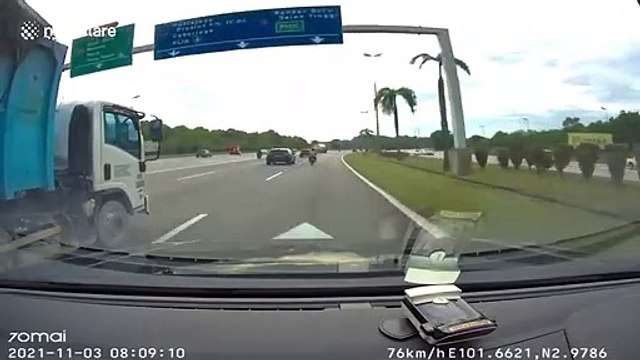 2 motards s'en sortent miraculeusement après la chute d'une bâche en pleine autoroute