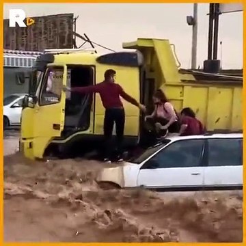Un chauffeur de camion vient sauver une famille piégée dans une inondation