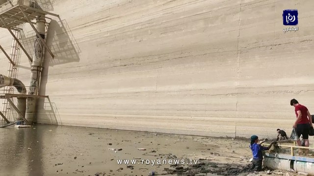  نفوق أعداد كبيرة من الأسماك في سد الموجب بشكل مفاجئ