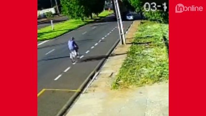 Homem se esconde atrás de poste e passa a mão em adolescentes