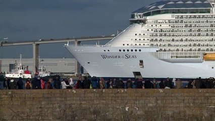 Maior navio do mundo zarpa de porto francês