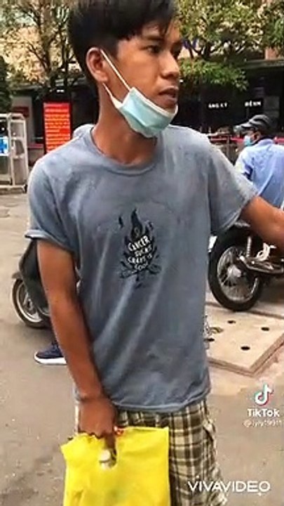 Chàng trai lo bị mất chân do bệnh nặng được MTQ ủng hộ tiền chữa bệnh