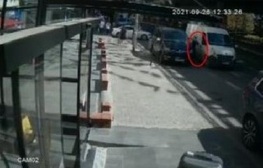 ŞİŞLİ'DE AYNALARINDAN SAÇINA BAKIP, KONTROL ETTİĞİ OTOMOBİLLERDEN HIRSIZLIK YAPTI