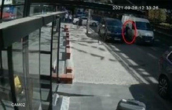 ŞİŞLİ'DE AYNALARINDAN SAÇINA BAKIP, KONTROL ETTİĞİ OTOMOBİLLERDEN HIRSIZLIK YAPTI