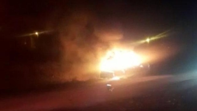 Çaldıkları aracın yakıtı bitince ateşe verdiler