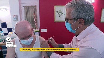 Covid-19 : faut-il généraliser la troisième dose de vaccination pour contrer le rebond du virus ?