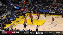 Curry delivers behind-the-back assist