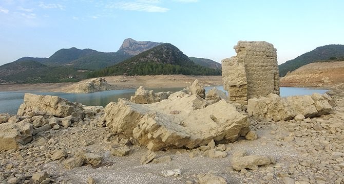 Sular çekilince Roma’dan kalma kilise ve tarihi yapılar ortaya çıktı