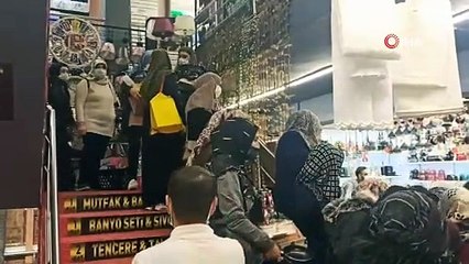 Bursa'da indirim izdihamı; polis kalabalığı dağıtmak zorunda kaldı, satışlar durduruldu