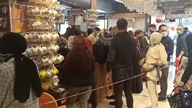 Son dakika haberleri... Mağaza açılışında izdiham... Yapılan indirim virüsü unutturdu, polis kalabalığı dağıtmak zorunda kaldı