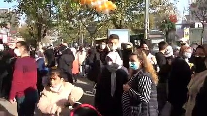 Bursa'da mağaza açılışında izdiham! Vatandaş koronavirüsü hiçe saydı