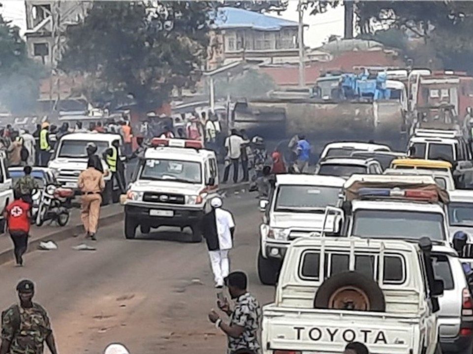 Sierra Leone: Menschen wollen Treibstoff auffangen - Lkw explodiert