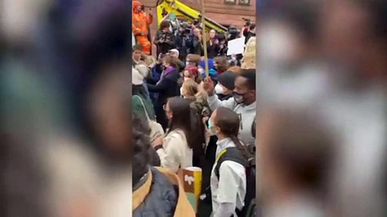 Cop26, Greta Thunberg in marcia al corteo di protesta Fridays For Future a Glasgow