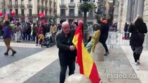 Así actúan algunos dementes en Cataluña, quemando bandera de España en San Jaime delante de los Mozos