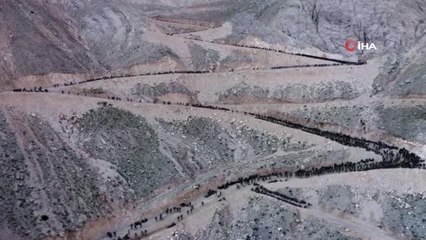Mehmetçik, şehitleri anmak için 2637 rakımlık Davraz Dağı'na tırmandı