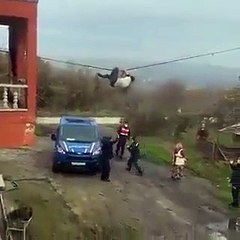 Saklandığı evde yakalananınca elektrik tellerine tutunarak kaçmaya çalıştı