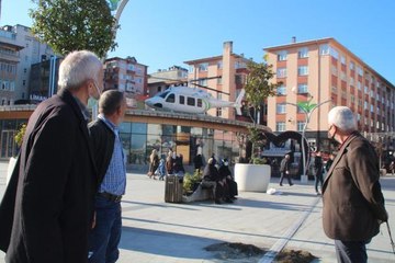 RİZE'DE BİNA ÜZERİNDEKİ MAKET HELİKOPTER İLGİ GÖRÜYOR
